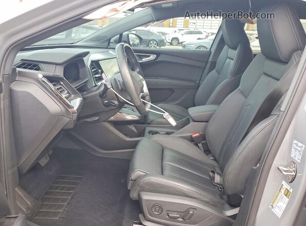 WA1M2BFZ7NP052585 2022 AUDI Q4 Gray Вид салону спереду