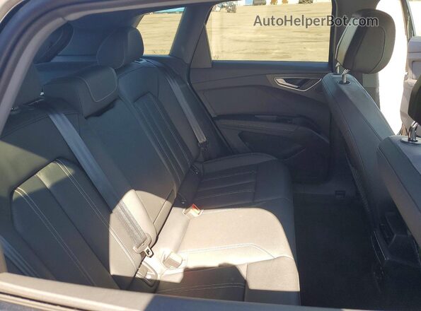 WA1MUBFZ8RP048027 2024 AUDI Q4 Черный Вид задней части салона