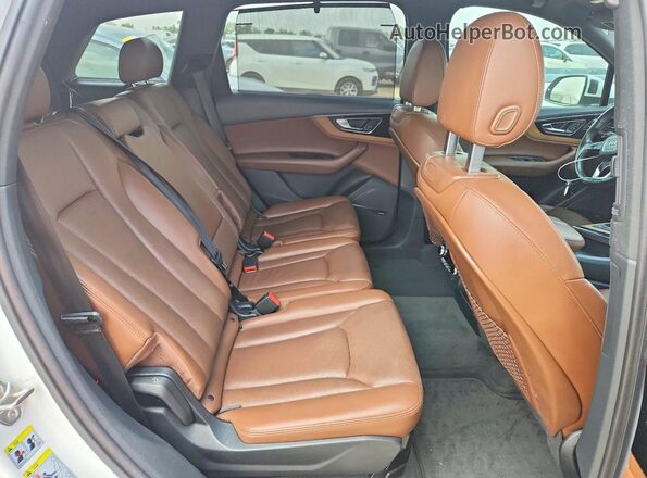 WA1VAAF76HD019549 2017 AUDI Q7 White Вид задньої частини салону