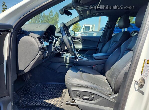 WA1VAAF7XHD013382 2017 AUDI Q7 White Widok wnętrza z przodu