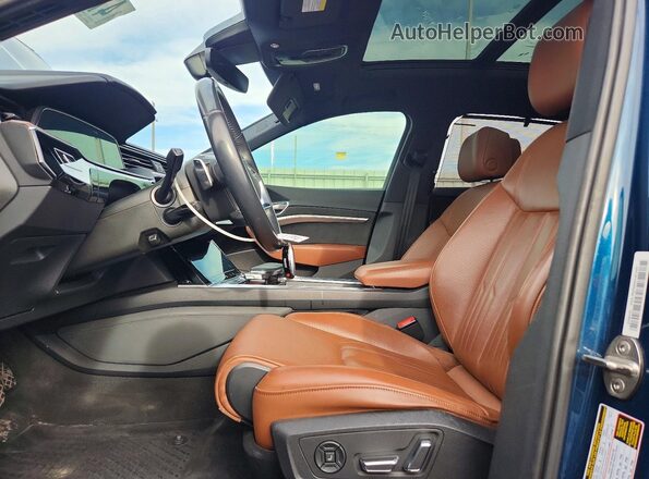 WA1VABGE3KB021877 2019 AUDI E-TRON Бирюзовый Вид салона спереди