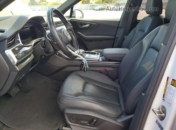 WA1VXAF75MD037114 2021 AUDI Q7 White Вид салону спереду
