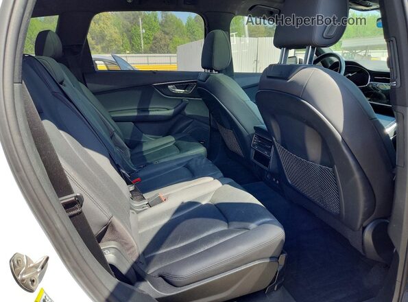 WA1VXBF70LD005286 2020 AUDI Q7 White Widok wnętrza z tyłu