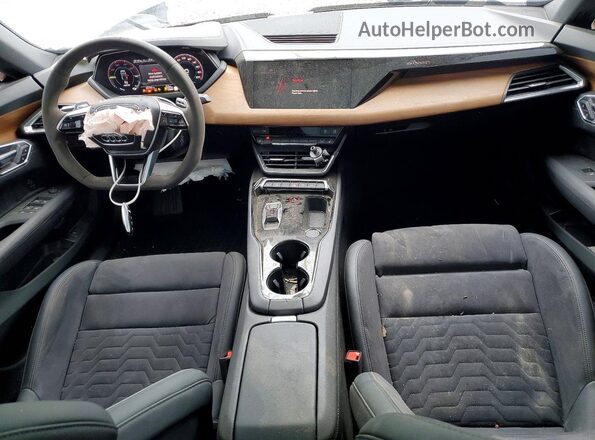 WAUDJBFW0P7005395 2023 AUDI E-TRON Серебряный Вид панели приборов