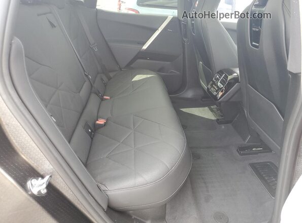 WB523CF00SCS46228 2025 BMW IX Burgundy Vista interior trasera