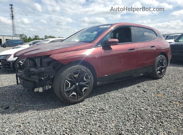 WB523CF00SCS46228 2025 BMW IX Burgundy Vista tres cuartos delantera izquierda