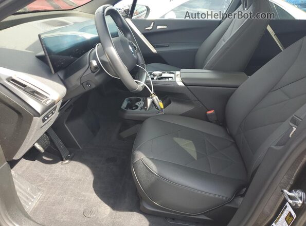 WB523CF00SCS46228 2025 BMW IX Burgundy Vista interior delantera