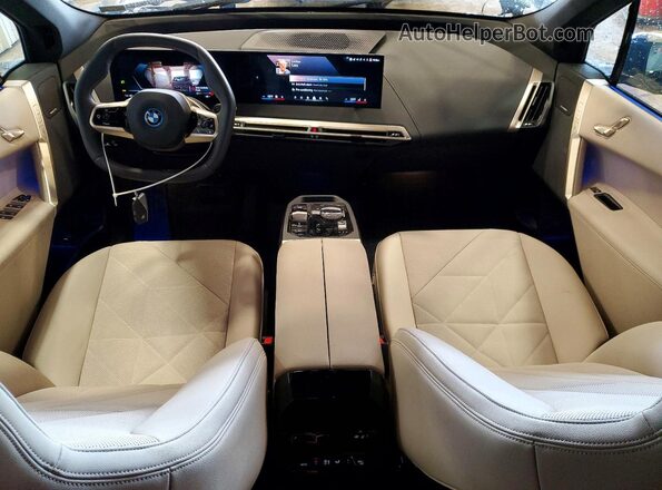 WB523CF00SCU53668 2025 BMW IX Blue Vista del salpicadero