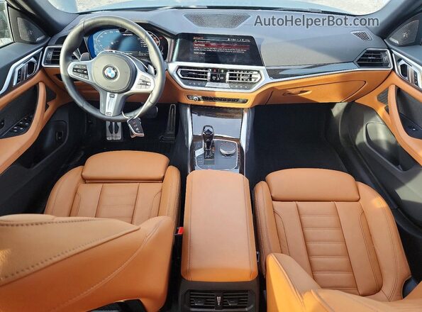 WBA13AW09NFN20689 2022 BMW M4 Green Widok deski rozdzielczej