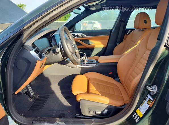 WBA13AW09NFN20689 2022 BMW M4 Green Widok wnętrza z przodu