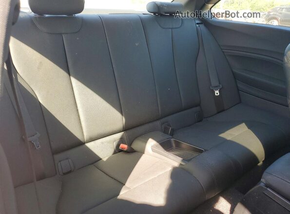 WBA2J5C59JVB27991 2018 BMW M2 Red Vista de los asientos traseros