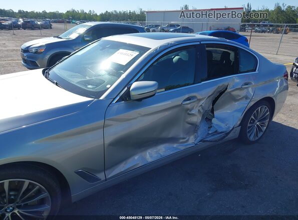 WBA53BH06MCF58310 2021 BMW 5 SERIES Silver Widok z przodu