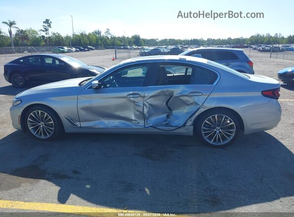 WBA53BH06MCF58310 2021 BMW 5 SERIES Silver Widok wnętrza z tyłu