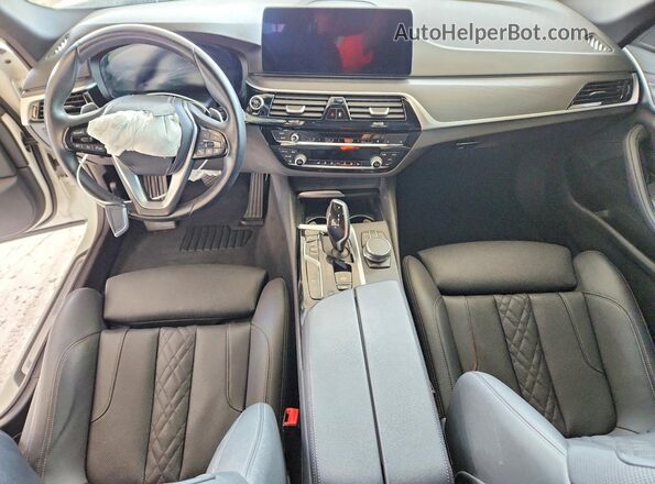 WBA53BH07PCM01550 2023 BMW 5 SERIES Белый Вид панели приборов