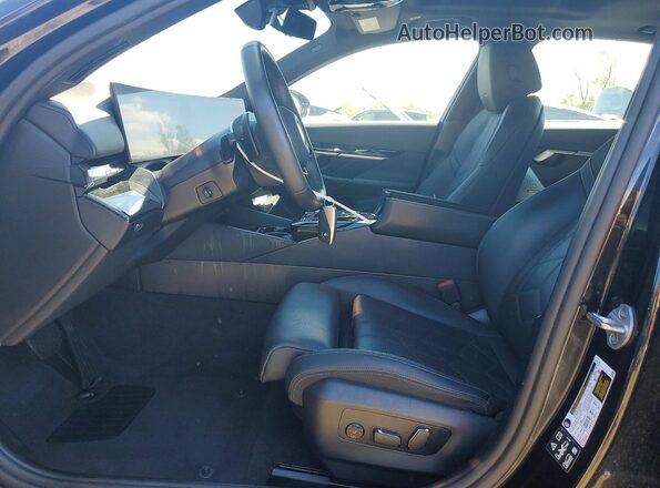 WBA63FJ04RCR93188 2024 BMW 5 SERIES Черный Вид салона спереди