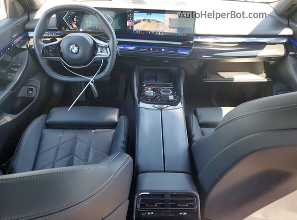 WBA63FJ04RCR93188 2024 BMW 5 SERIES Черный Вид панели приборов