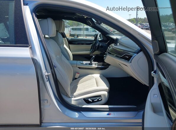 WBA7J2C58JG938137 2018 BMW OTHER Серебряный Вид салона спереди