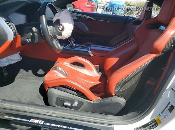 WBSDZ0C01NCH58191 2022 BMW M8 Белый Вид салона спереди
