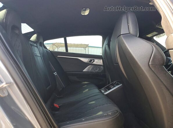WBSGV0C06SCT93976 2025 BMW M8 Серый Вид задних сидений