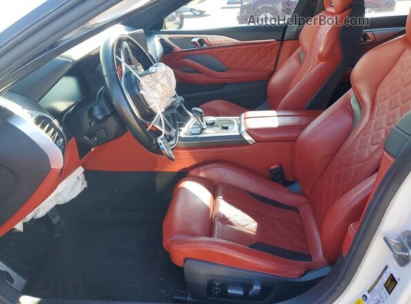 WBSGV0C08PCK30043 2023 BMW M8 White Vista interior delantera