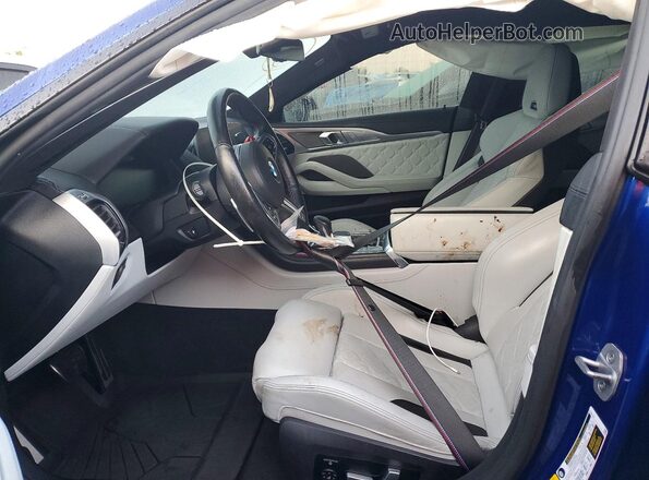 WBSGV0C09NCJ55155 2022 BMW M8 Blue Widok wnętrza z przodu