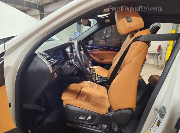 WBX57DP09NN178663 2022 BMW X3 Белый Вид салона спереди