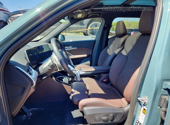 WBX73EF07S5367657 2025 BMW X1 Blue Vista interior delantera