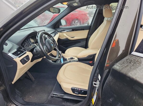 WBXHT3C30H5F86009 2017 BMW X1 Black Вид салону спереду