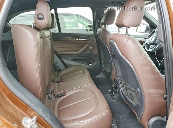 WBXHT3C31H5F67758 2017 BMW X1 Коричневый Вид задней части салона