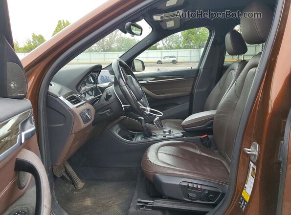 WBXHT3C31H5F67758 2017 BMW X1 Коричневый Вид салона спереди