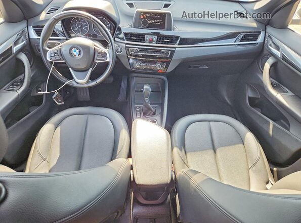 WBXHT3C31H5F72040 2017 BMW X1 Silver Widok deski rozdzielczej