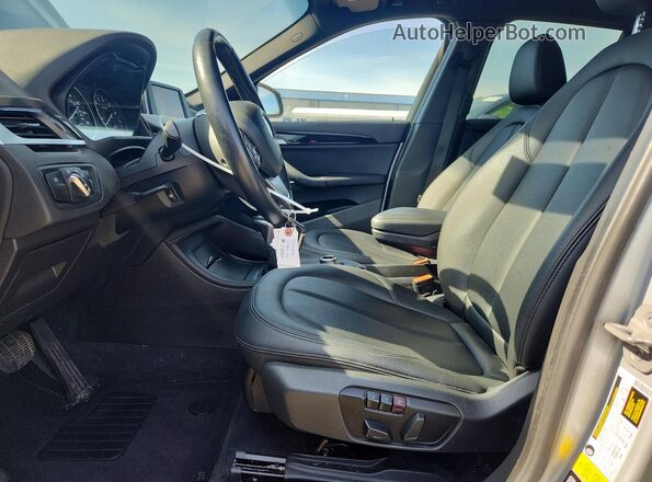 WBXHT3C31H5F72040 2017 BMW X1 Silver Widok wnętrza z przodu