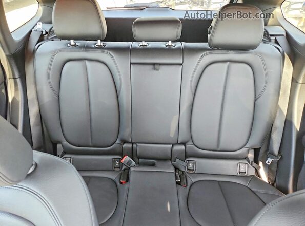WBXHT3C31H5F72040 2017 BMW X1 Silver Widok tylnych siedzeń