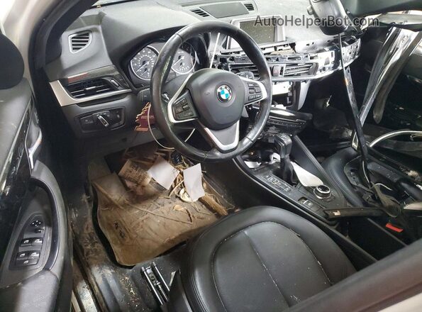 WBXHT3C31H5F83040 2017 BMW X1 White Вид панелі приладів
