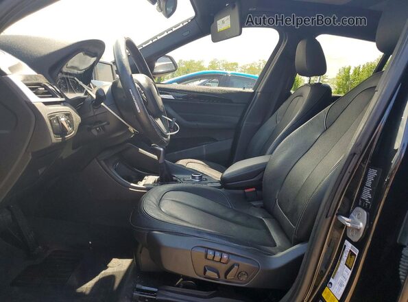 WBXHT3C32H5F72788 2017 BMW X1 Черный Вид салона спереди