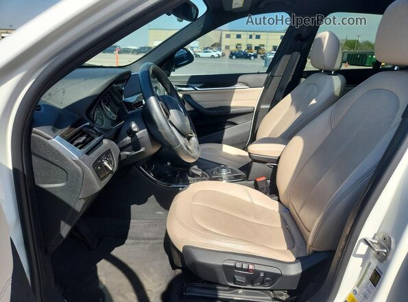 WBXHT3C33GP880861 2016 BMW X1 Белый Вид салона спереди