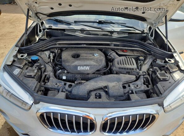 WBXHT3C34H5F70119 2017 BMW X1 White Vista interior trasera