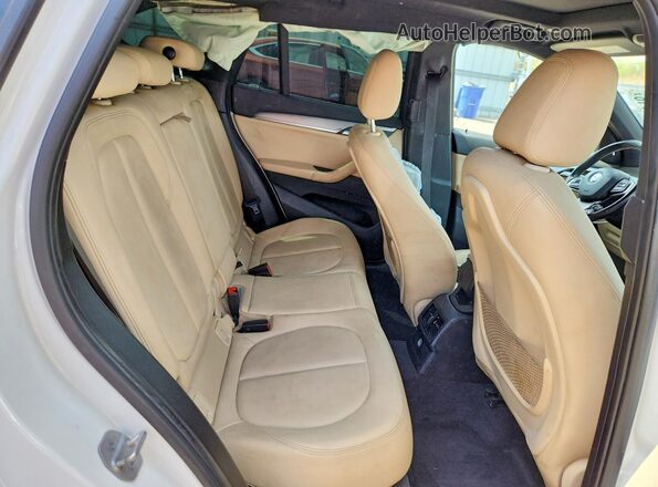 WBXHT3C34H5F70119 2017 BMW X1 White Vista de los asientos traseros