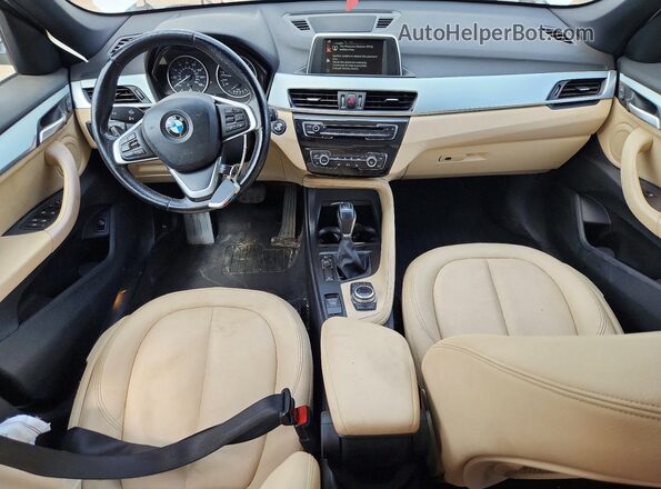 WBXHT3C34H5F70119 2017 BMW X1 White Vista del salpicadero