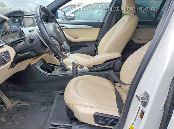 WBXHT3C34H5F70119 2017 BMW X1 White Vista interior delantera