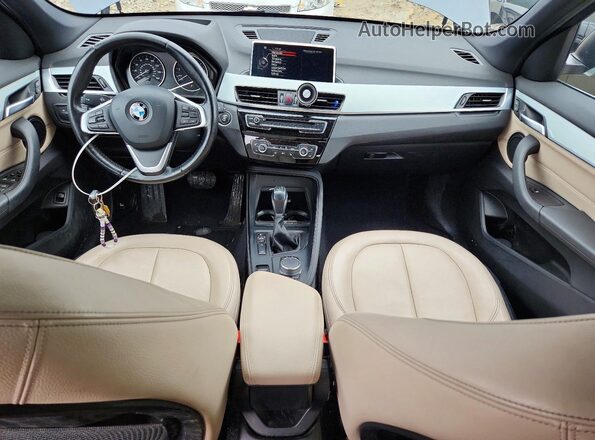 WBXHT3C34H5F76017 2017 BMW X1 Gray Առջևի վահանակի տեսք
