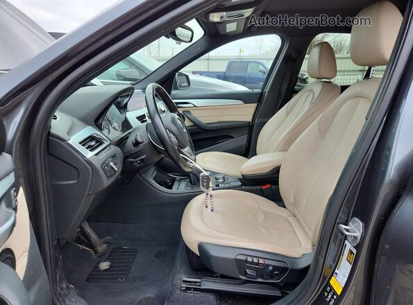 WBXHT3C34H5F76017 2017 BMW X1 Gray Սալոնի դիմացի տեսք