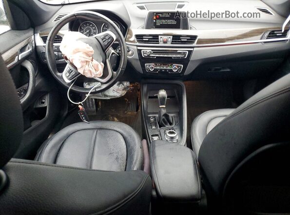 WBXHT3C34H5F85185 2017 BMW X1 Gray Առջևի վահանակի տեսք