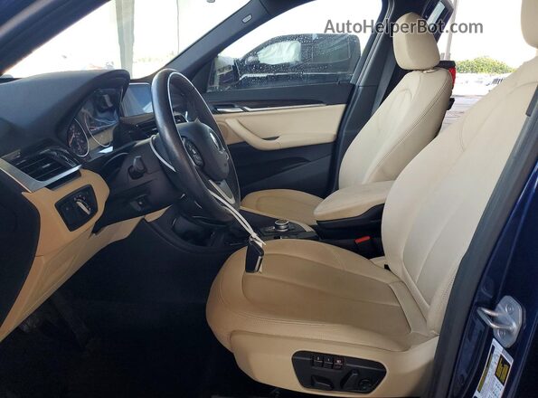 WBXHT3C34J5F92286 2018 BMW X1 Blue Vista interior delantera