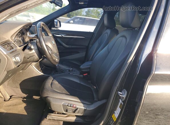 WBXHT3C34J5F92921 2018 BMW X1 Black Vista interior delantera