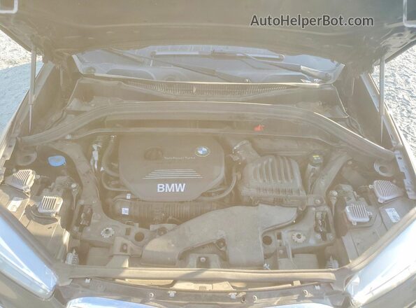 WBXHT3C34J5F92921 2018 BMW X1 Black Vista del compartimento del motor