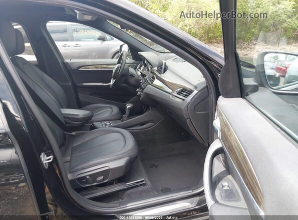 WBXHT3C34J5L26666 2018 BMW X1 Черный Вид салона спереди