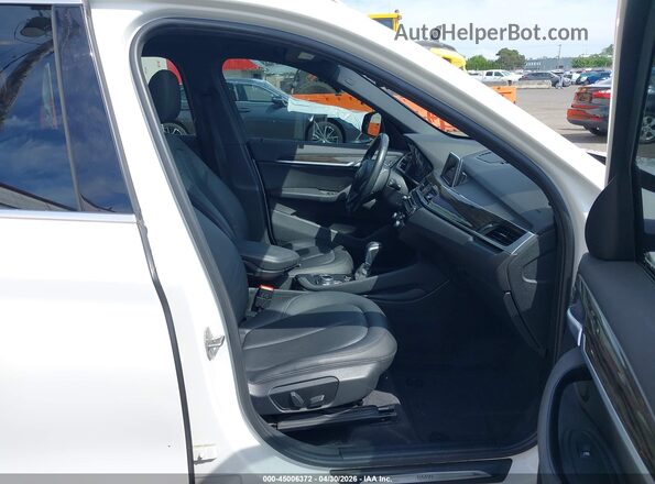 WBXHT3C35H5F69951 2017 BMW X1 Белый Вид салона спереди