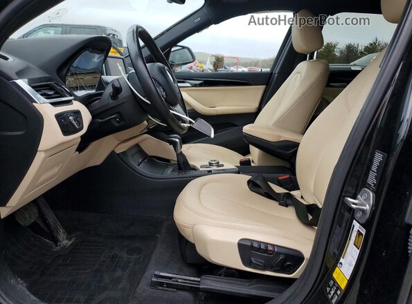 WBXHT3C36H5F76732 2017 BMW X1 Черный Вид салона спереди