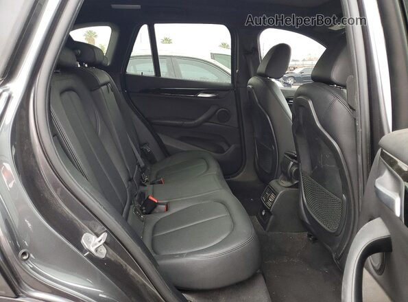 WBXHT3C36H5F84264 2017 BMW X1 Gray Vista de los asientos traseros
